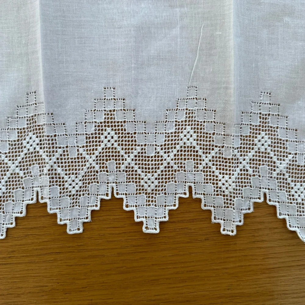 SET OF 2 VINTAGE HAND TOWELS